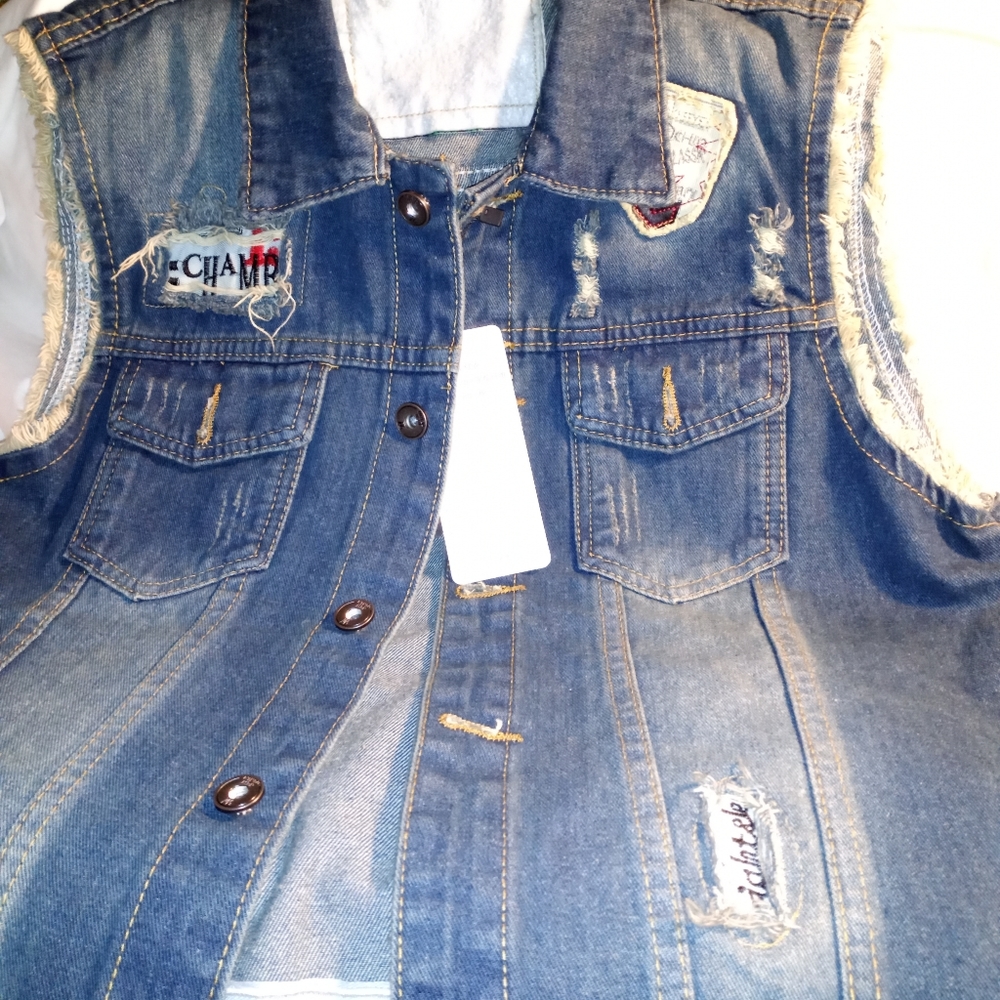 Vest - Picture 2 of 4